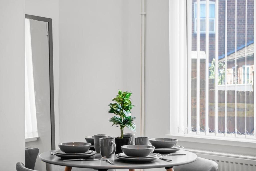 Modern Equipped 4 Bedroom House In Central Stoke-Free Parking Ngoại thất bức ảnh