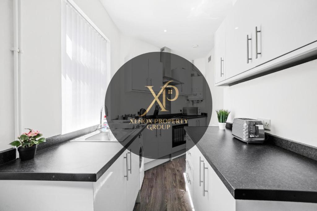 Modern Equipped 4 Bedroom House In Central Stoke-Free Parking Ngoại thất bức ảnh